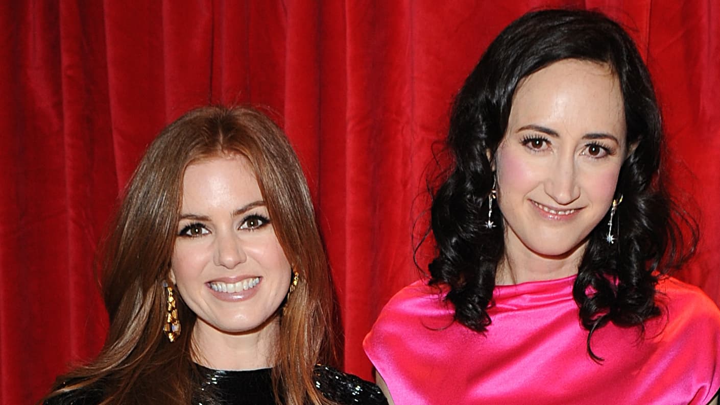 Isla Fisher Pays Tribute To ‘Confessions of a Shopaholic’ Author Sophie Kinsella: “My Heart Is Broken”